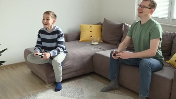 Vidéo 60Fps Heureux Jeune Père Jouant Avec Son Fils Jeux — Video