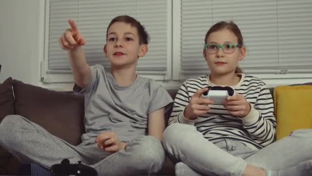 Felice Fratelli Adolescenti Bambini Che Giocano Videogiochi Divertono Insieme Seduti — Video Stock