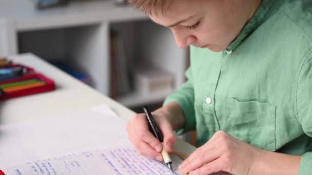 Adolescente Subrayando Palabras Una Oración Haciendo Tarea — Vídeos de Stock