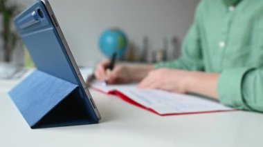 Çevrimiçi kurs sırasında çocuk tıklama tableti kapatma