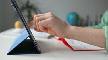Çevrimiçi kurs sırasında çocuk tıklama tableti kapatma