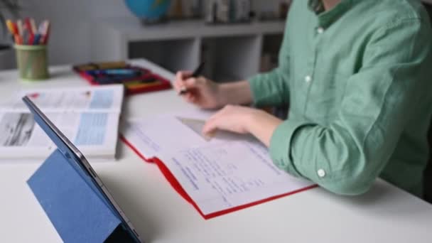 Menino Adolescente Durante Aula Line Usando Tablet Escrita Caderno — Vídeo de Stock