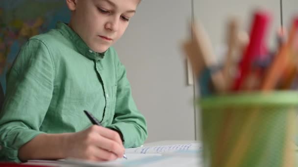 Écolier Adolescent Faisant Ses Devoirs Maison Écrivant Dans Carnet Avec — Video