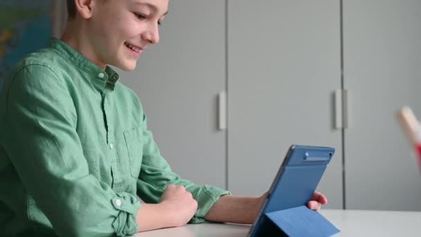 Menino Adolescente Feliz Sorridente Conversando Online Tablet Com Seus Colegas — Vídeo de Stock