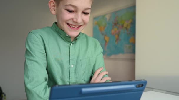 Menino Adolescente Feliz Sorridente Conversando Online Tablet Com Seus Colegas — Vídeo de Stock