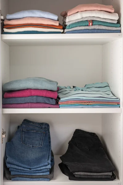 Pastel Kleding Netjes Gevouwen Planken Garderobe — Stockfoto