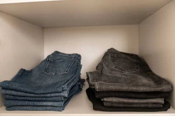 Foto Close Pilha Jeans Azuis Bem Dobrados Prateleira Guarda Roupa — Fotografia de Stock