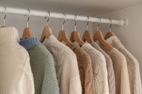 Warmer Winter Beige Wollpullover Und Strickwaren Und Hängen Kleiderschrank — Stockfoto