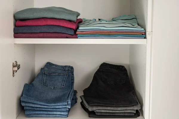 Netjes Gevouwen Truien Jeans Andere Kleding Planken Garderobe — Stockfoto