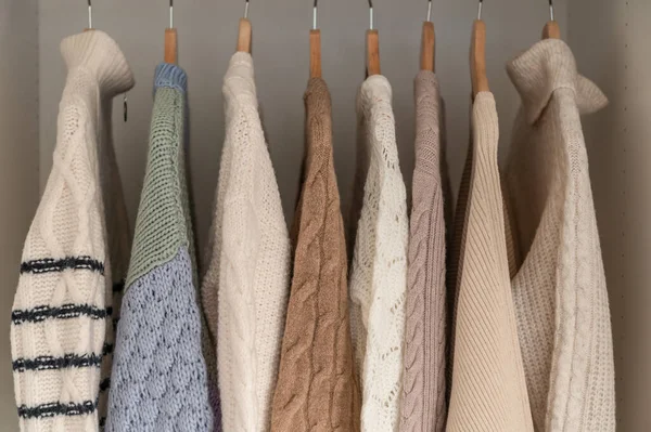 Varm Vinter Beige Ull Pullover Och Stickade Kläder Och Hängande — Stockfoto