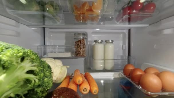 Mutlu Gülümseyen Genç Kadın Erkek Buzdolabını Açıp Yiyecek Arıyorlar Buzdolabının — Stok video