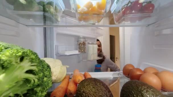 Junge Frau Öffnet Kühlschrank Blick Von Innen — Stockvideo
