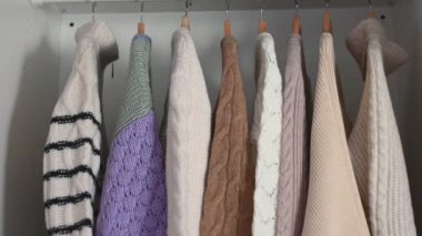 4k 60fps yakın çekim video elbise bir asma dolabında. Kamera dikey olarak hareket eder