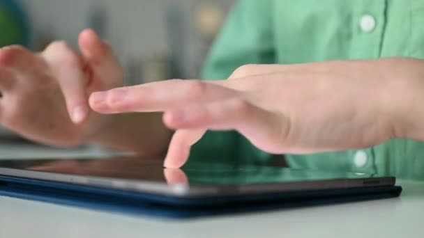 Close 60Fps Video Von Kind Tippt Tablet Hausaufgaben Bei Online — Stockvideo