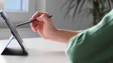 4K 60fps çocuk tıkırtısı tabletinin online derste ödev yaptığı videoyu kapat