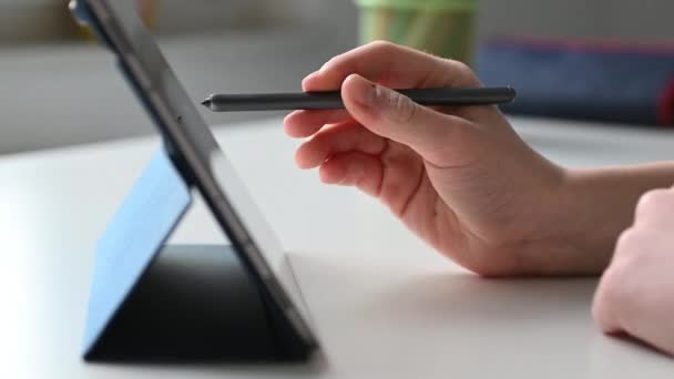 Primer Plano 60Fps Video Niño Golpeando Tableta Haciendo Tarea Curso — Vídeo de stock