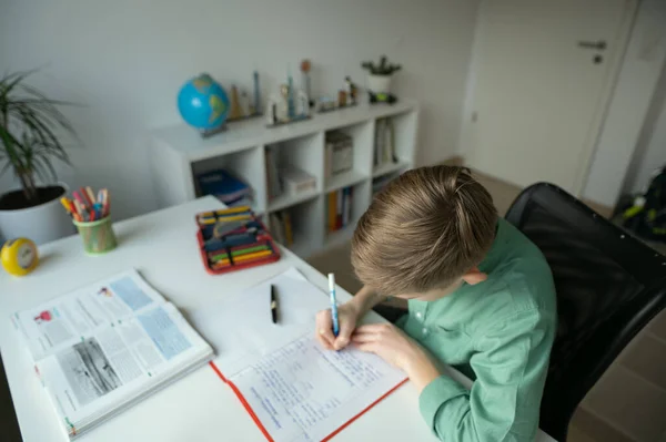 Staranny Student Tenn Siedzi Przy Stole Uczy Się Domu Podczas — Zdjęcie stockowe