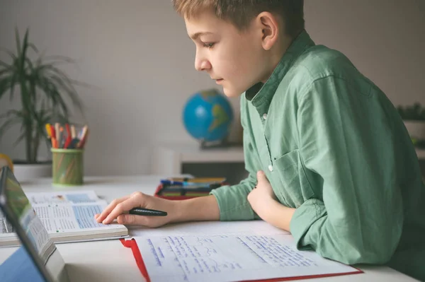 Szorgalmas Tízéves Diák Asztalnál Otthon Tanul Online Tanfolyam Során — Stock Fotó