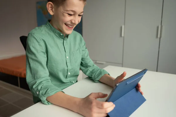 Feliz Adolescente Colegial Divertirse Durante Reunión Línea Videollamada Utilizando Tableta —  Fotos de Stock