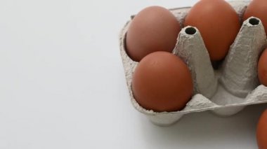 4k 60fps kağıt tepside tavuk yumurtası videosunu kapat