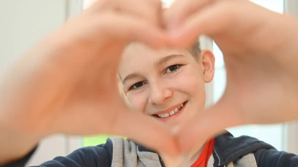 Sonriente Adolescente Mostrando Forma Del Corazón Con Sus Dedos —  Fotos de Stock