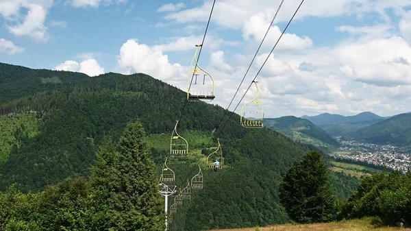 Lyžařský Vlek Létě Horskou Vesnicí Pozadí — Stock fotografie