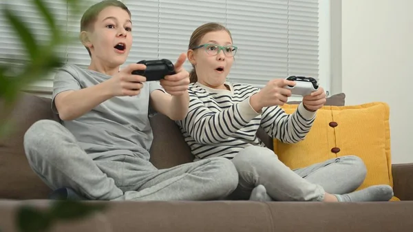 Excited Brother Sister Playing Video Game Couch — Stock Photo, Image