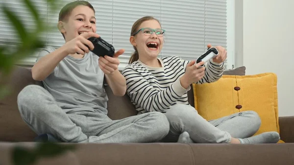 Spännande Bror Och Syster Spelar Spel Soffa — Stockfoto