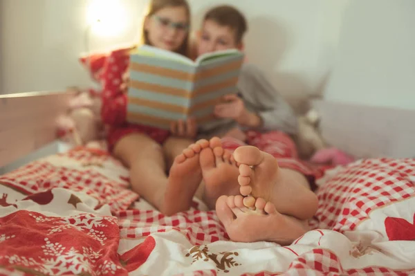 Adolescent Frère Soeur Lecture Livre Dans Lit Avant Nuit Sommeil — Photo