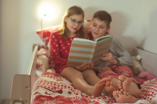 Genç Erkek Kız Kardeş Gece Uyumadan Önce Yatakta Kitap Okuyorlar — Stok fotoğraf