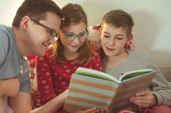 Joven Padre Leyendo Libro Para Sus Hijos Cama Antes Dormir —  Fotos de Stock