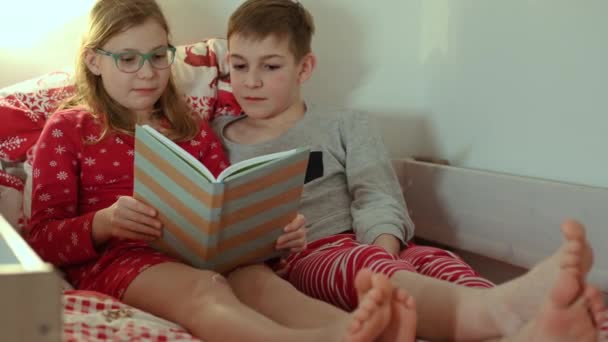 Tini Testvér Testvér Olvasás Könyvet Este Lefekvés Előtt — Stock videók