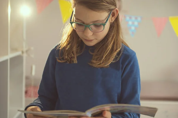 Έφηβη Κοπέλα Γυαλιά Ανάγνωση Κειμένου Στο Σημειωματάριο Στο Σπίτι — Φωτογραφία Αρχείου