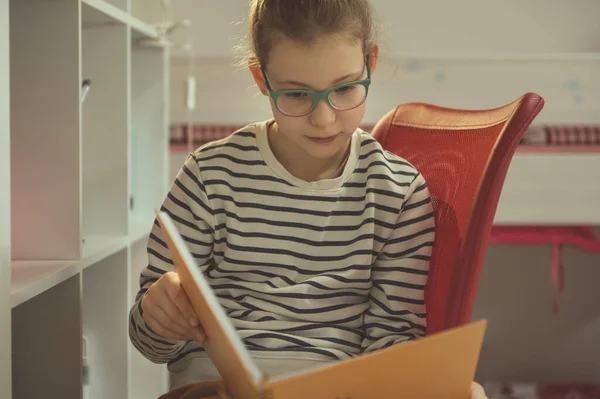 Teenager Mädchen Mit Brille Lesen Text Notizbuch Hause — Stockfoto