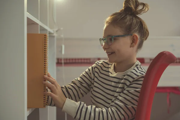 Adolescent Fille Dans Lunettes Lecture Texte Dans Notebook Maison — Photo