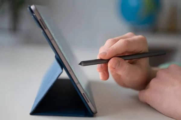 Tapping Tablet Scherm Met Digitale Pen Closeup — Stockfoto