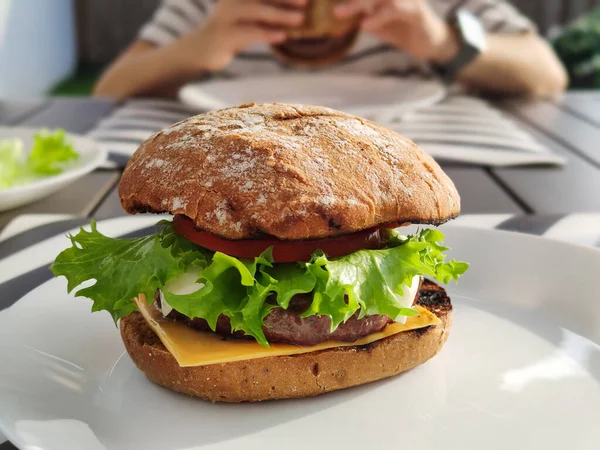 Cerca Foto Hamburguesa Grande Sabrosa Con Ensalada Verde Bollo Esponjoso — Foto de Stock