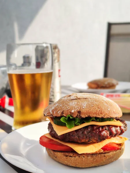 Cerca Foto Hamburguesa Grande Sabrosa Con Ensalada Verde Bollo Esponjoso — Foto de Stock