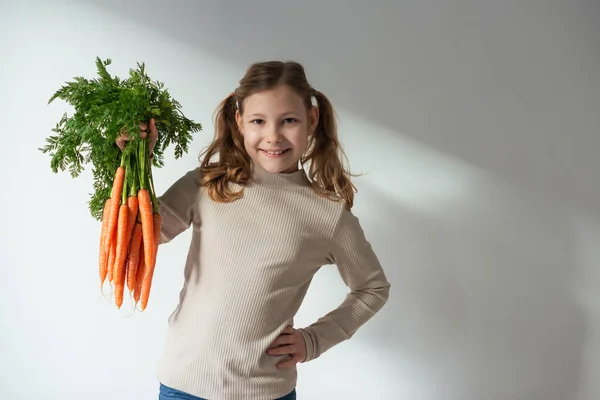 Roztomilé Usmívající Dívka Pózuje Oranžovou Mrkví Studiu — Stock fotografie