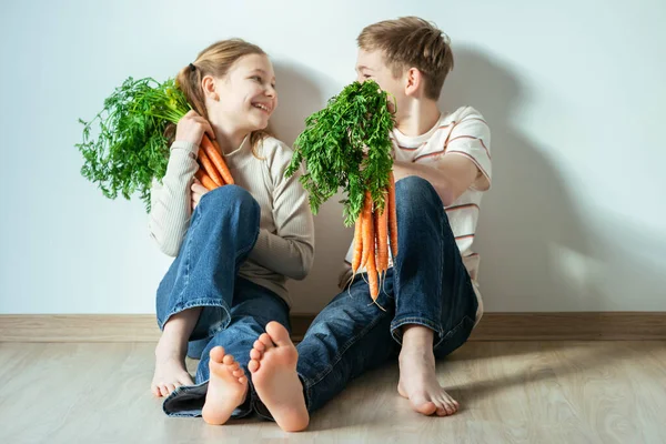 Happy Smiling Brother Sister Posing Bunch Orange Carrots — Stock Photo, Image
