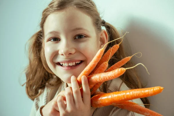 Cute Smiling Girl Posing Orange Carrot Studio — Stock Photo, Image