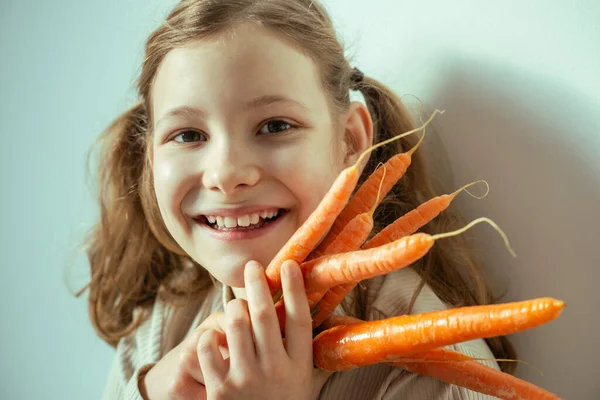 Carino Sorridente Ragazza Posa Con Carota Arancione Studio — Foto Stock