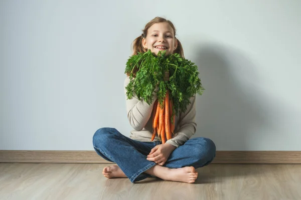 Linda Chica Sonriente Posando Con Zanahoria Naranja Estudio — Foto de Stock