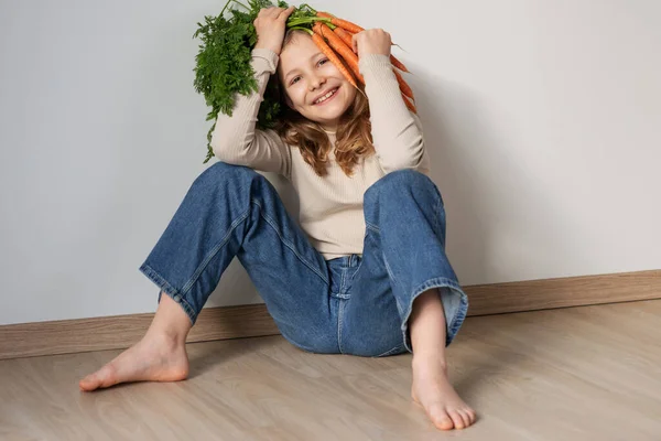 Cute Uśmiechnięta Dziewczyna Pozowanie Pomarańczową Marchewką Studio — Zdjęcie stockowe