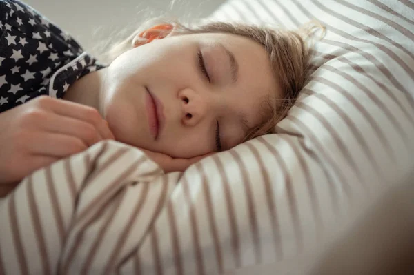 Nahaufnahme Porträt Eines Hübschen Teenie Mädchens Das Süß Bett Schläft — Stockfoto