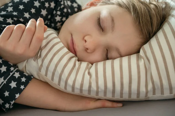 Nahaufnahme Porträt Eines Hübschen Teenie Mädchens Das Süß Bett Schläft — Stockfoto