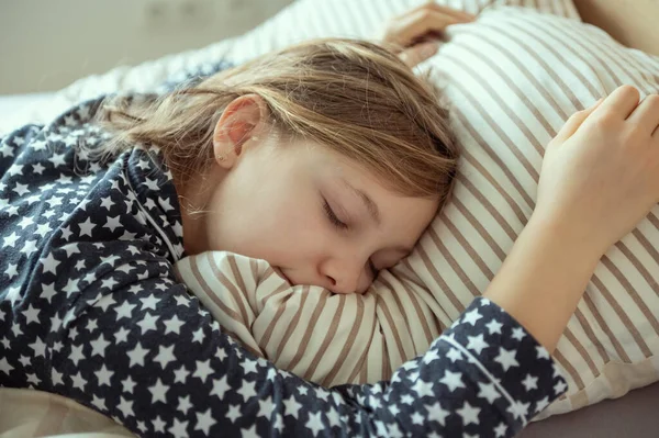 Nahaufnahme Porträt Eines Hübschen Teenie Mädchens Das Süß Bett Schläft — Stockfoto