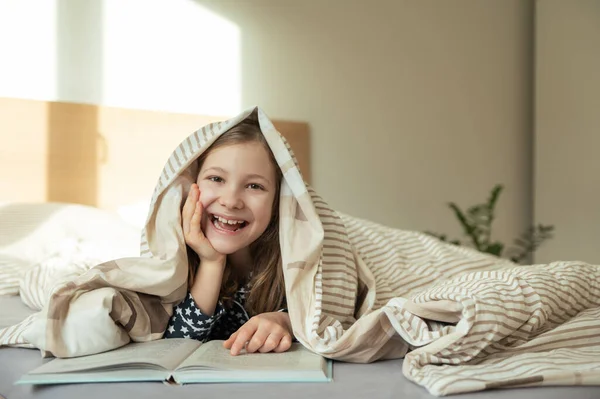 Linda Niña Adolescente Mintiendo Leyendo Libro Cama Debajo Manta —  Fotos de Stock