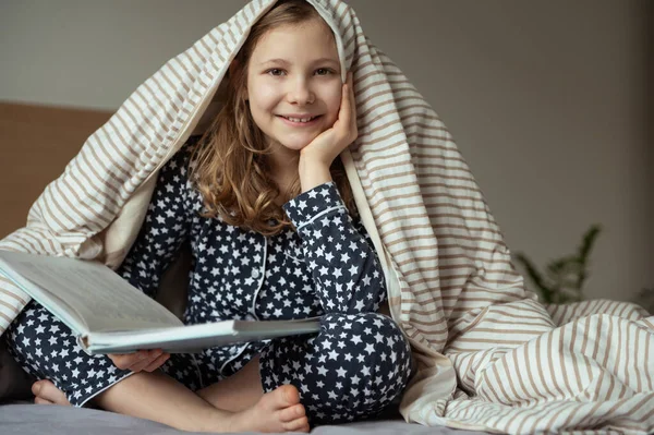 Bonito Menina Adolescente Sentada Lendo Livro Cama Sob Cobertor — Fotografia de Stock