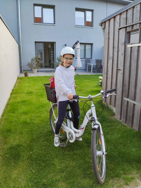 Hübsches Teenager Mädchen Mit Helm Auf Fahrrad Hinterhof Sommertagen — Stockfoto